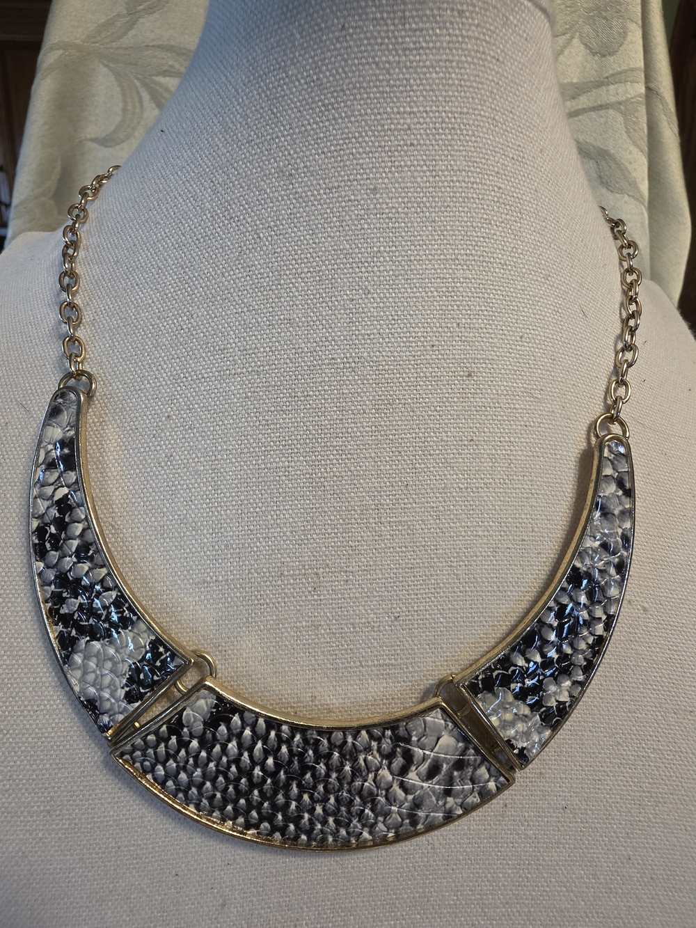 #1422. Gold-Tone Collar Necklace with Black and White Snake-Print Panels